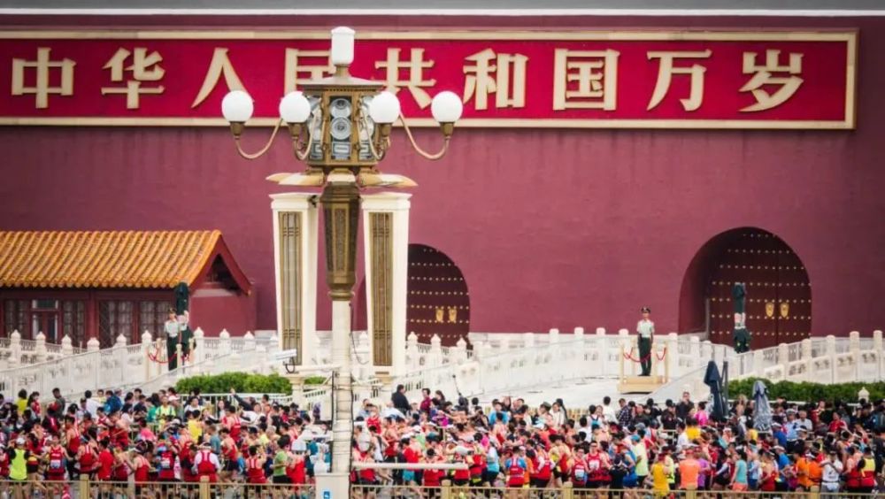 莱尔马左路下底横传门前宽萨将球解围，随后裁判经过var提示宽萨解围时踢倒马特塔判罚点球，马特塔主罚点球破门，水晶宫1-0利物浦。